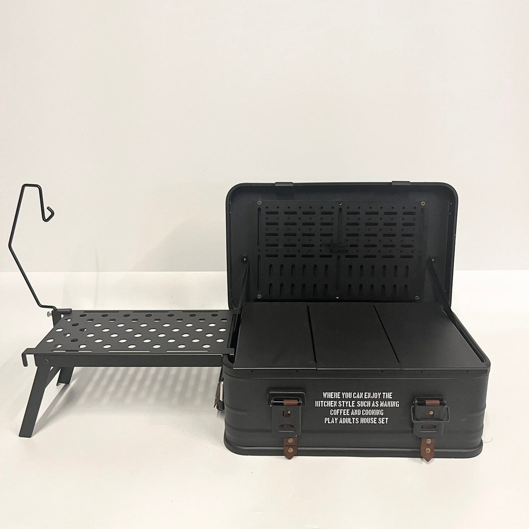 ーーコンテナ25L(ブラック)、1050works(トーコーワークス)上蓋パネルSサイズ、フォールディングテーブルSサイズ、ST330ビルトイン天板Sサイズ、三分割天板Sサイズ、ちょっとスリムなランタンハンガー(ブラック)、レザーベルト、グリップカバー付き