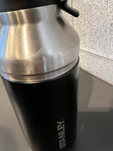 画像をギャラリービューアに読み込む, STANLEY(スタンレー) GO バキューム グロウラー 1.9L/64oz(マットブラック)　※他メーカーのステッカー貼ってあります
