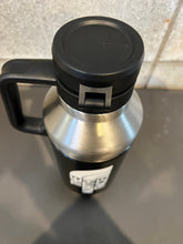 画像をギャラリービューアに読み込む, STANLEY(スタンレー) GO バキューム グロウラー 1.9L/64oz(マットブラック)　※他メーカーのステッカー貼ってあります
